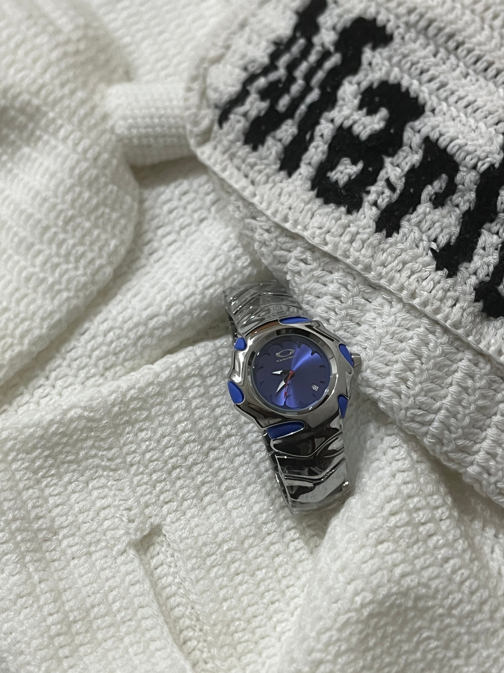 Oakley’s 2000 blue